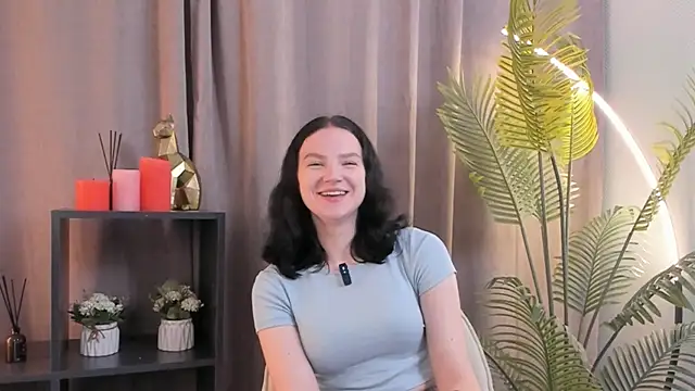 LatinaHuguenin online show from 11.05.25