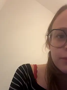 YoungNoraa online show from 11.05.25