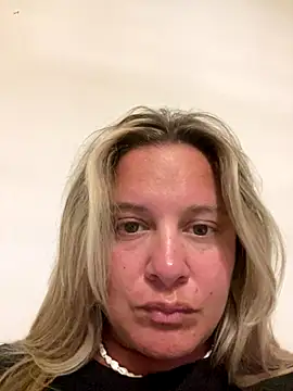 Snapshot of sofiabross chatting on 11.05.25 sofiabross online show from 11.05.25