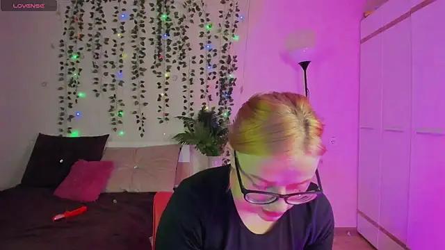 Snapshot of LunaLiss chatting on 11.06.25 LunaLiss online show from 11.06.25