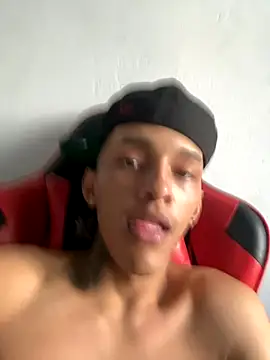 Snapshot of thebesthot chatting on 11.08.25 thebesthot online show from 11.08.25