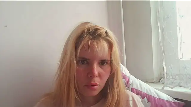 Snapshot of HornyElena chatting on 06.10.26 HornyElena online show from 06.10.26