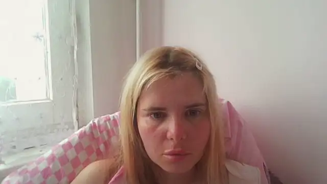 Snapshot of HornyElena chatting on 06.12.26 HornyElena online show from 06.12.26