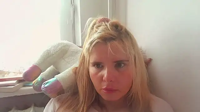 Snapshot of HornyElena chatting on 06.14.26 HornyElena online show from 06.14.26
