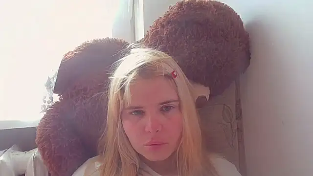 Snapshot of HornyElena chatting on 06.19.26 HornyElena online show from 06.19.26