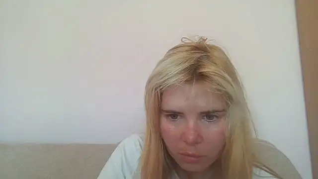 Snapshot of HornyElena chatting on 06.22.26 HornyElena online show from 06.22.26