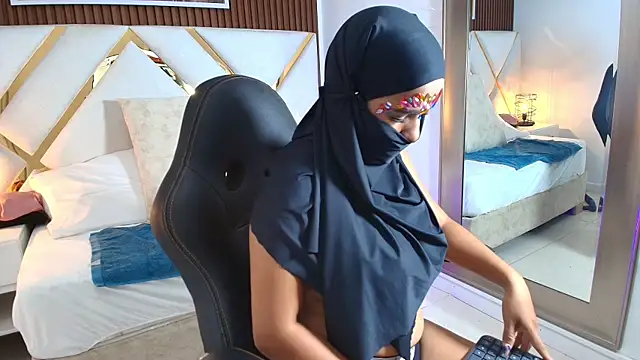 Snapshot of _Aliya_ chatting on 11.06.25 Aliya online show from 11.06.25