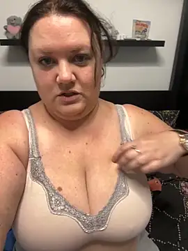 Snapshot of RealWoman84 chatting on 11.08.25 RealWoman84 online show from 11.08.25