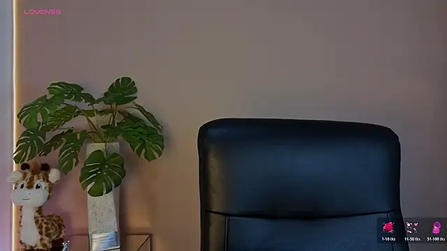 Snapshot of MissEmma__ chatting on 11.29.25 MissEmma online show from 11.29.25