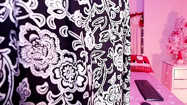 alanarose18 online show from 11.24.25