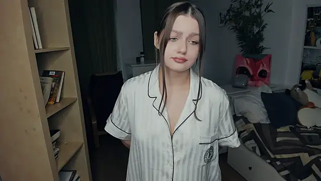 Snapshot of RosseLavish chatting on 11.24.25 RosseLavish online show from 11.24.25