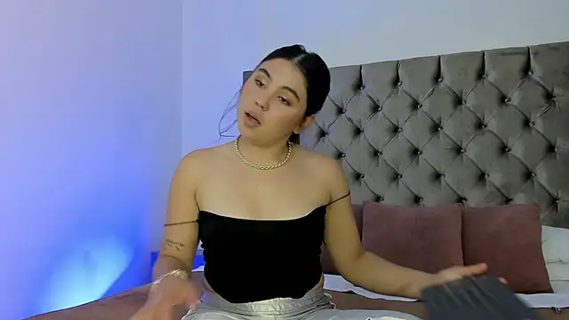 NikkiBotero online show from 11.26.25