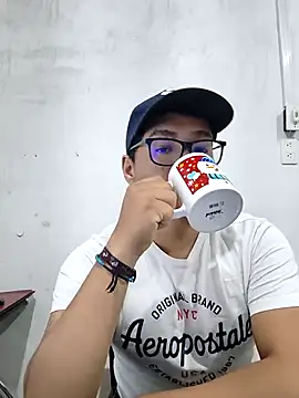 Snapshot of MiltonCede chatting on 11.08.25 MiltonCede online show from 11.08.25