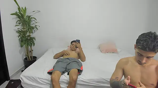 Snapshot of shark_boy28 chatting on 11.15.25 shark boy28 online show from 11.15.25