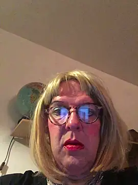 Snapshot of simone_xdressing chatting on 09.28.25 simone xdressing online show from 09.28.25