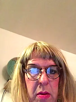 Snapshot of simone_xdressing chatting on 11.02.25 simone xdressing online show from 11.02.25