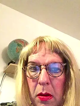 Snapshot of simone_xdressing chatting on 11.08.25 simone xdressing online show from 11.08.25