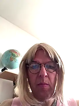 Snapshot of simone_xdressing chatting on 11.26.25 simone xdressing online show from 11.26.25