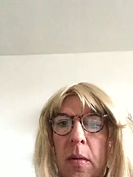 Snapshot of simone_xdressing chatting on 02.22.26 simone xdressing online show from 02.22.26