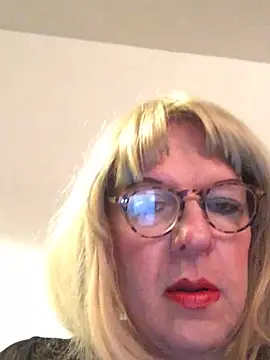 Snapshot of simone_xdressing chatting on 02.25.26 simone xdressing online show from 02.25.26