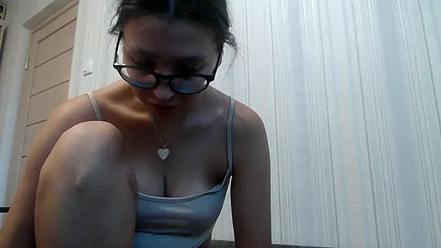 Snapshot of your__gena chatting on 11.14.25 your gena online show from 11.14.25