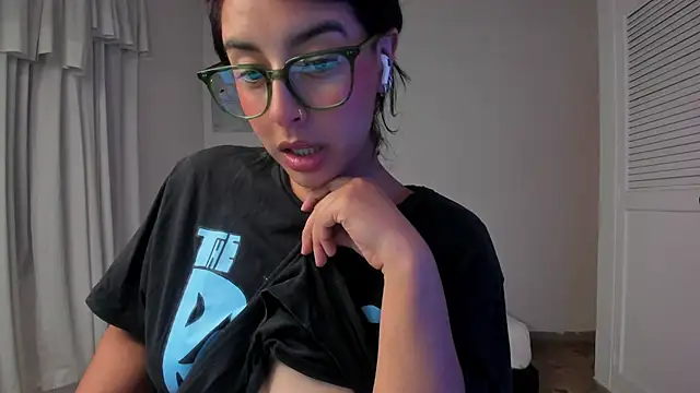 VictoriaAmelie online show from 11.26.25