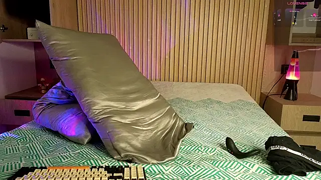 Snapshot of Danmaxwell_ chatting on 11.12.25 Danmaxwell online show from 11.12.25