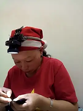 girl-hot2x online show from 11.25.25