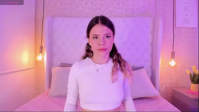 Snapshot of sienna_bloo chatting on 11.30.25 sienna bloo online show from 11.30.25