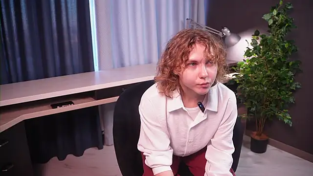 Snapshot of MinaBelsey chatting on 11.18.25 MinaBelsey online show from 11.18.25