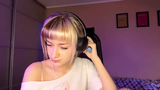 EmilySkyline online show from 11.21.25