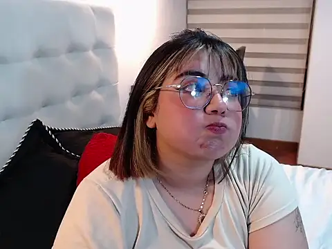 YiniBelle online show from 12.23.25