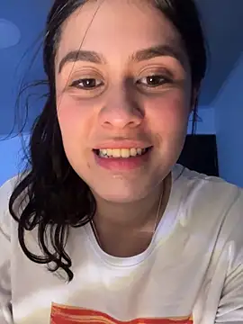 Snapshot of lucyrain_18 chatting on 11.18.25 lucyrain 18 online show from 11.18.25