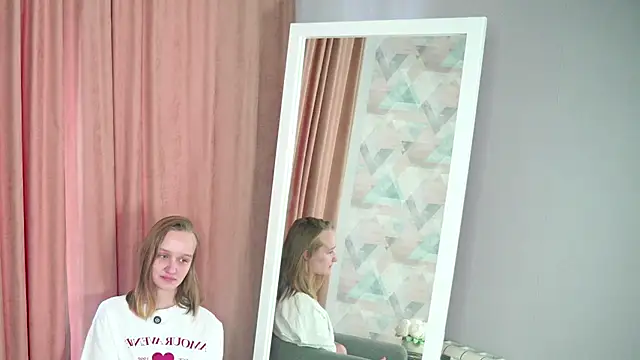 Snapshot of MozellaHorth chatting on 11.20.25 MozellaHorth online show from 11.20.25