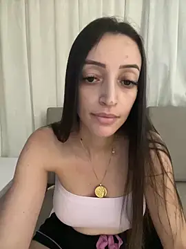 Snapshot of BelleRune chatting on 01.20.25 BelleRune online show from 01.20.25