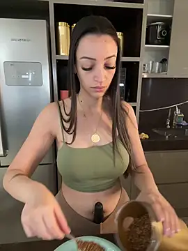 Snapshot of BelleRune chatting on 02.08.25 BelleRune online show from 02.08.25