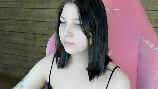 Snapshot of TinnaBurton chatting on 02.10.26 TinnaBurton online show from 02.10.26