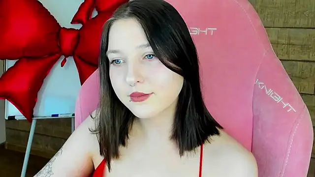 Snapshot of TinnaBurton chatting on 02.14.26 TinnaBurton online show from 02.14.26