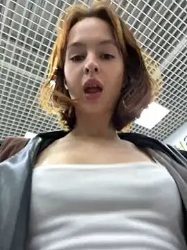 Snapshot of hani_obsessed chatting on 11.19.25 hani obsessed online show from 11.19.25