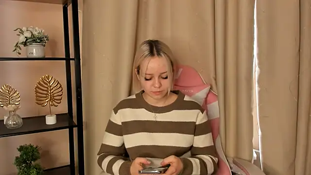 Snapshot of ArdisCiolli chatting on 11.16.25 ArdisCiolli online show from 11.16.25