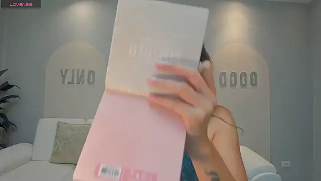 Snapshot of MayaHoffman chatting on 02.25.26 MayaHoffman online show from 02.25.26