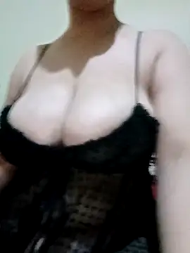 Snapshot of Maryam89six chatting on 11.25.25 Maryam89six online show from 11.25.25