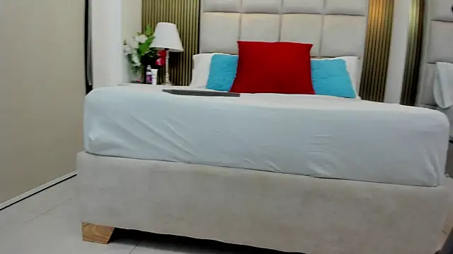 Snapshot of Katia_Young chatting on 11.16.25 Katia Young online show from 11.16.25