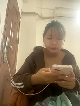 Snapshot of yiyi0316 chatting on 11.21.25 yiyi0316 online show from 11.21.25