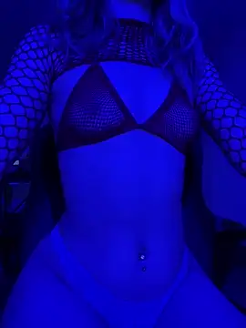 Snapshot of NoyaXO chatting on 11.18.25 NoyaXO online show from 11.18.25