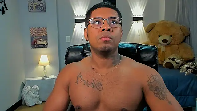 Snapshot of LEONHDZ chatting on 11.17.25 LEONHDZ online show from 11.17.25