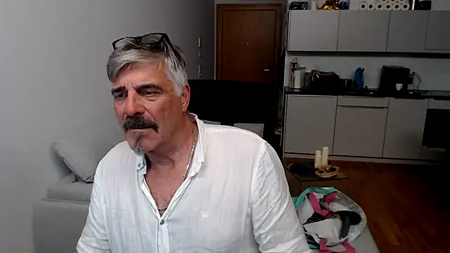 Buidapest online show from 01.16.26