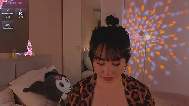 Lia May online show from 11.25.25