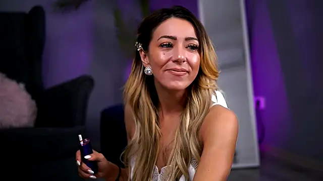 JuliaHyde online show from 12.19.25