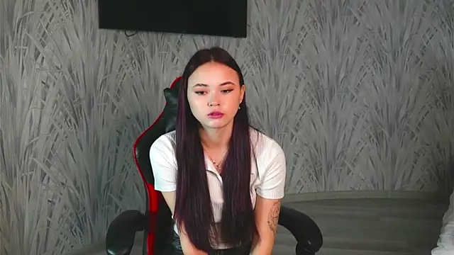 Snapshot of CarleeHake chatting on 11.19.25 CarleeHake online show from 11.19.25